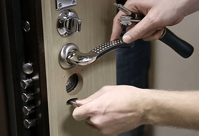 Аварийное открытие дверной конструкции